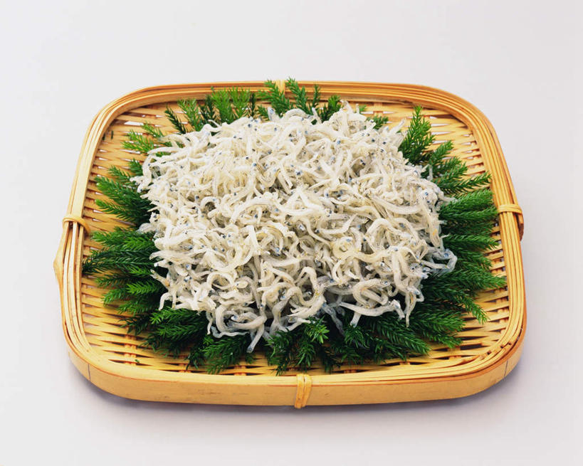 无人,横图,俯视,室内,特写,白天,白色背景,一堆,许多,堆叠,堆积,装饰,鱼,篮子,肉,食品,肉类,食物,一个,黄色,白色,摄影,影棚,单个,堆,海草,华丽,修饰,点缀,银鱼,肉食,衬托,美观,雅致,雅观,面丈鱼,面条鱼,彩图,高角度拍摄,影棚拍摄,拍摄