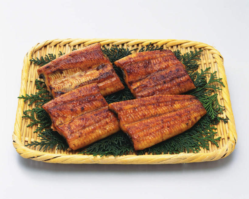 鳗鱼,无人,横图,俯视,室内,特写,白天,白色背景,烧烤,鳗鲡,一排,许多,整齐,篮子,食品,褐色,食物,排列,一个,黄色,四块,摄影,影棚,单个,海草,队列,河鳗,白鳗,青鳝,风馒,白鳝,彩图,高角度拍摄,影棚拍摄,拍摄