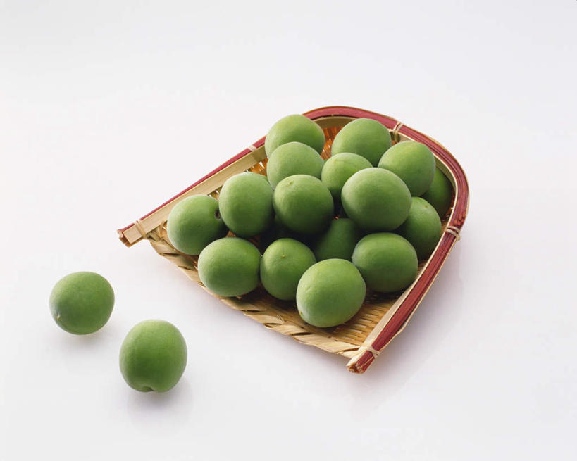 无人,横图,俯视,室内,特写,白天,白色背景,李子,水果,一堆,许多,阴影,堆叠,堆积,竹制,新鲜,反射,篮子,影子,生食,食品,果实,竹扁,食物,一个,红色,绿色,竹筐,球体,摄影,有机食品,绿色食品,影棚,竹编,单个,堆,竹制品,恐龙蛋,布冧,彩图,高角度拍摄,影棚拍摄,拍摄