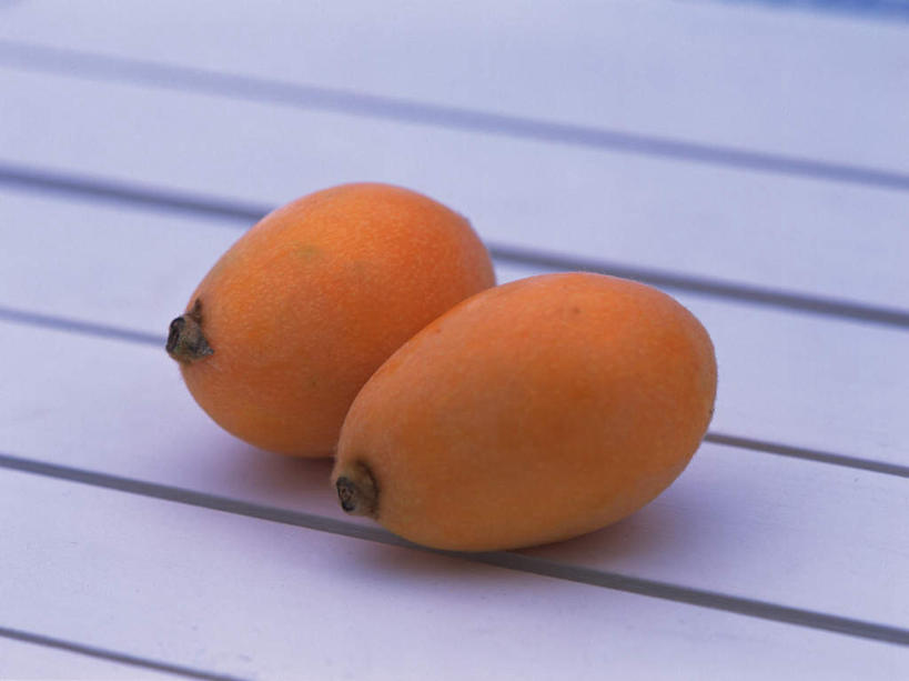 无人,横图,俯视,室内,特写,白天,地板,枇杷,水果,一排,阴影,朦胧,模糊,新鲜,整齐,反射,椭圆,影子,生食,食品,果实,地面,木地板,食物,排列,两个,黄色,有机食品,绿色食品,队列,芦枝,芦橘,金丸,彩图,高角度拍摄