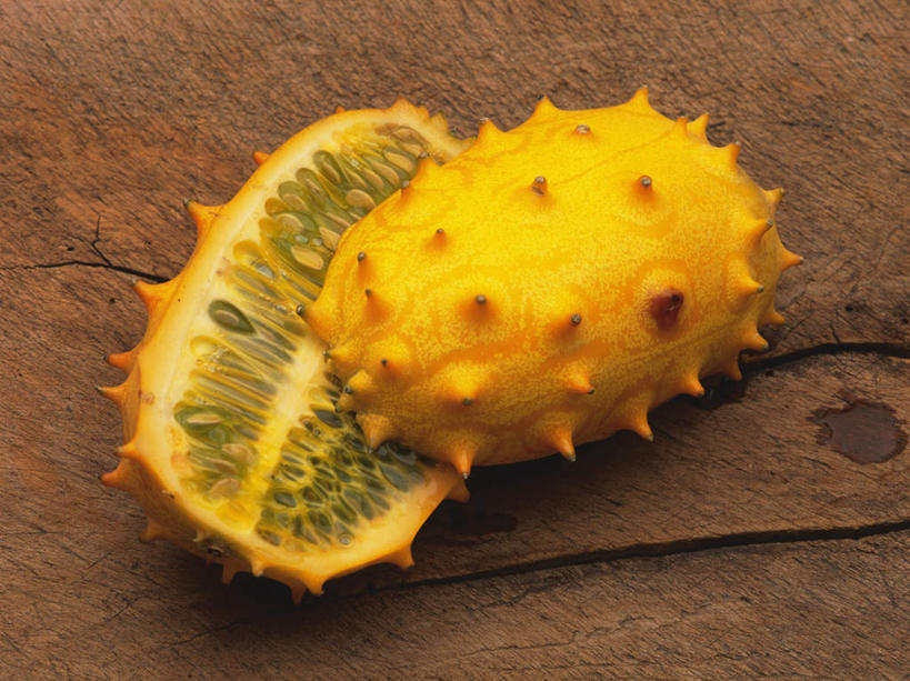 无人,横图,俯视,室内,特写,白天,桌面,水果,一排,许多,切开,新鲜,整齐,生食,食品,果实,刺角瓜,非洲角瓜,食物,排列,两个,黄色,切,刺,有机食品,绿色食品,褐色背景,尖锐,队列,剖面,切面,非洲黄瓜,非洲角黄瓜,彩图,高角度拍摄