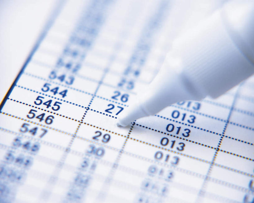 无人,横图,俯视,室内,特写,白天,静物,一排,一张,朦胧,模糊,整齐,标志,方格,数字,图表,文字,纸,字母,涂抹,标识,排列,框架,擦拭,一瓶,队列,修正液,改正,修正,彩图,高角度拍摄