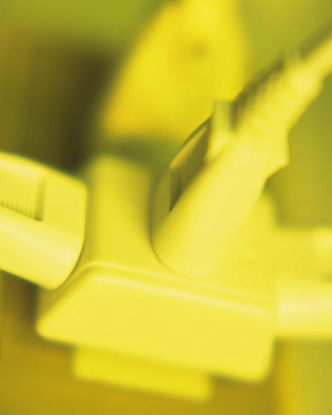 无人,竖图,俯视,室内,特写,白天,静物,黄色背景,朦胧,模糊,电力,插头,电线,线,插座,电能,线路,电,电源,电源线,能量,彩图,高角度拍摄