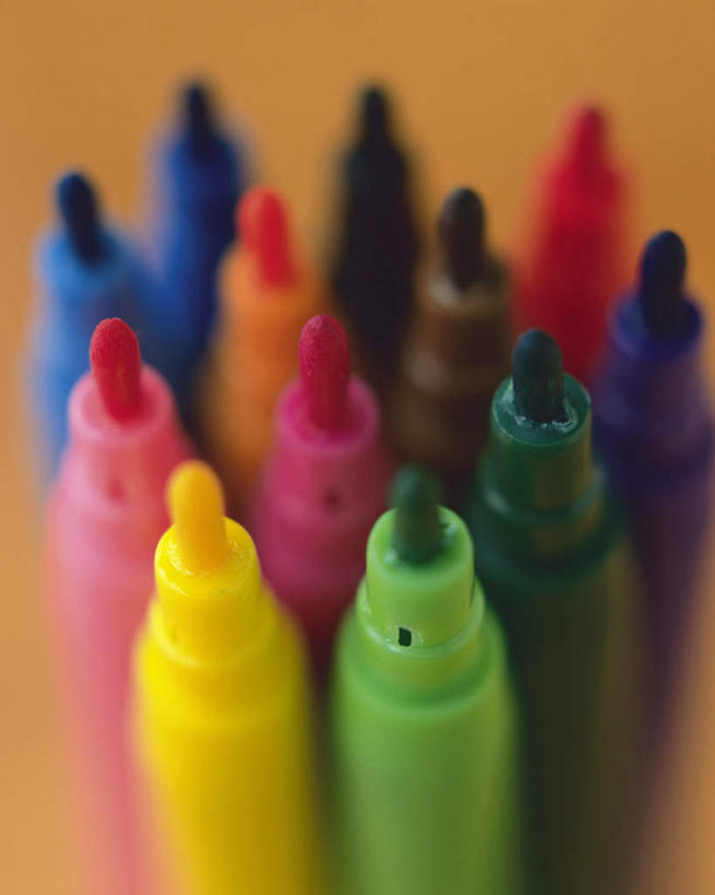 无人,竖图,俯视,彩色,室内,特写,白天,静物,一排,许多,黄色背景,朦胧,模糊,整齐,笔,办公用品,标记,文具,排列,学习用品,文具用品,队列,作图,水彩笔,画图,彩图,高角度拍摄