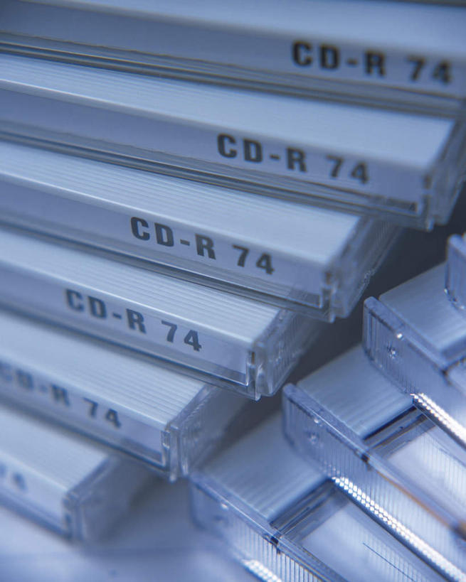 无人,竖图,俯视,室内,白天,静物,一堆,一排,许多,阴影,堆叠,堆积,整齐,透明,光线,标志,数字,影子,字符,塑料,字母,标识,排列,白色,阳光,塑料制品,堆,队列,CD盒,彩图,高角度拍摄