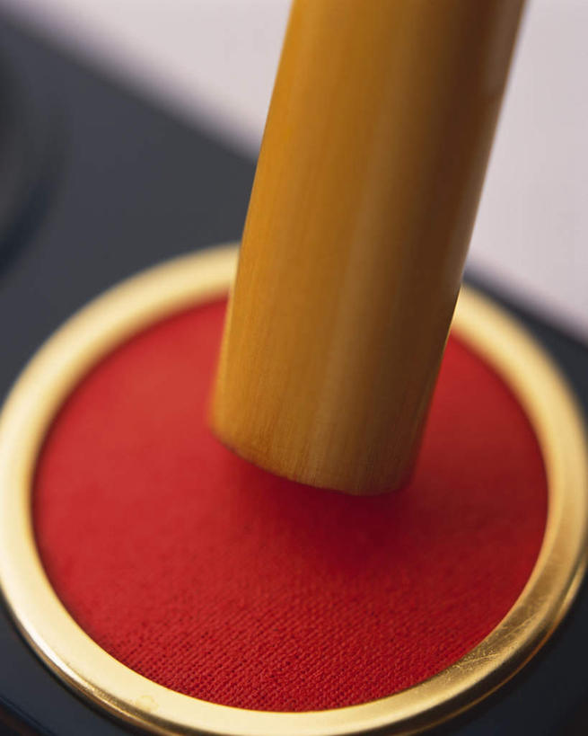 无人,竖图,俯视,室内,特写,白天,桌面,静物,朦胧,模糊,木制,墨水,涂抹,一个,黄色,红色,木制品,单个,颜料,印章,敲章,盖章,印泥,彩图,高角度拍摄