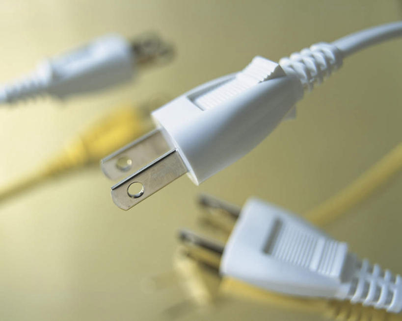 无人,横图,室内,特写,白天,正面,静物,许多,朦胧,模糊,漂浮,电力,插头,电线,线,墙,电能,线路,墙壁,墙面,黄色,白色,电,电源,电源线,悬空,能量,彩图