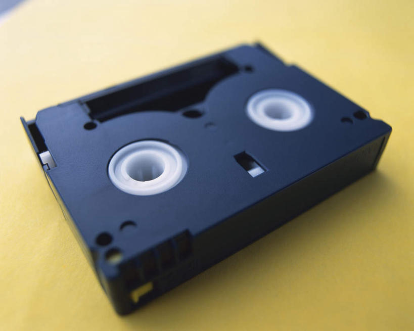 无人,横图,俯视,室内,特写,白天,数据,桌面,静物,阴影,光线,信息,影子,存储介质,一个,黄色,阳光,单个,存储,录像带,录影带,彩图,高角度拍摄