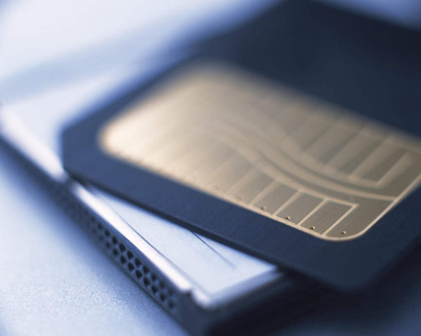 无人,横图,俯视,室内,特写,白天,电脑,笔记本电脑,桌面,静物,一张,朦胧,模糊,网络,电话卡,通讯设备,卡,一台,芯片,无线,通信设备,无线网络,无线上网,便携式电脑,手提电脑,彩图,高角度拍摄