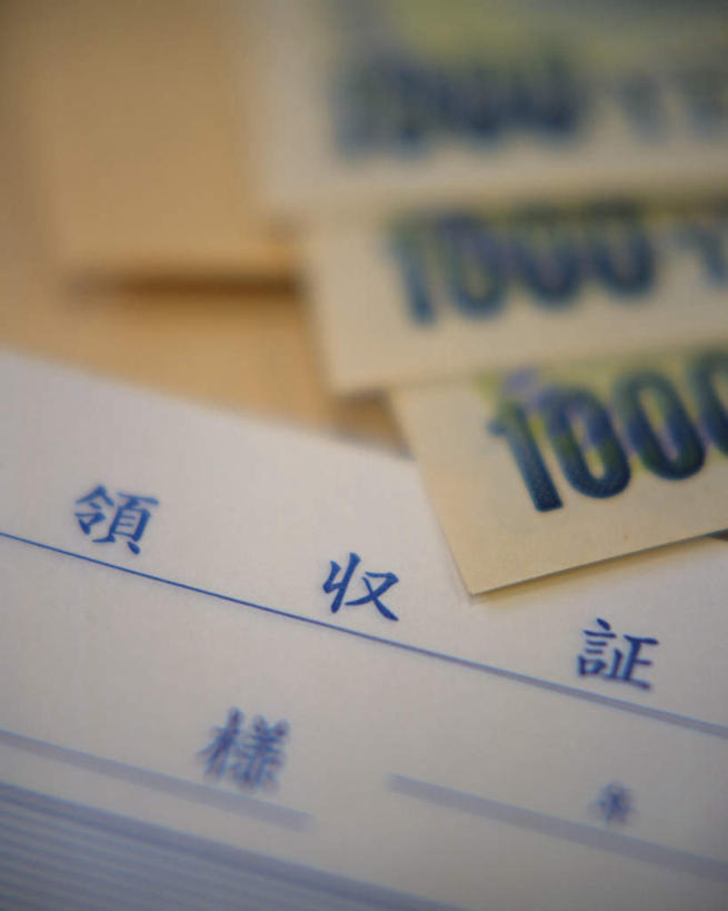 无人,竖图,俯视,室内,特写,白天,钱,桌面,静物,一排,朦胧,模糊,整齐,标志,钱币,数字,文字,信封,字符,字母,三张,标识,排列,白色,钞票,金融,纸币,经济,一份,队列,流通,纸钞,贸易,货币,现金,彩图,高角度拍摄