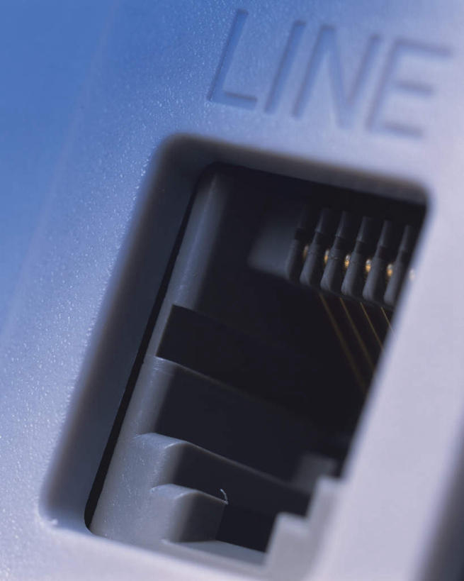 无人,竖图,俯视,室内,特写,白天,通讯,数据,静物,传输,标志,方格,文字,字符,字母,标识,黑色,接口,网线,插口,水晶头,线缆,彩图,高角度拍摄