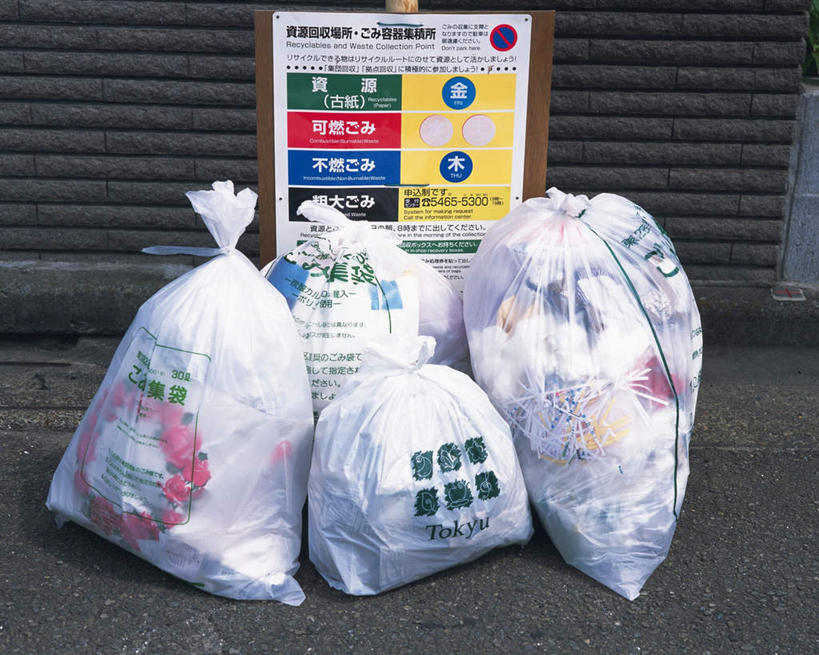 无人,横图,俯视,室外,白天,静物,一排,环保,整齐,标志,数字,文字,字符,字母,墙,垃圾桶,标识,墙壁,墙面,排列,一个,黄色,蓝色,白色,砖头,单个,垃圾袋,回收,资源,队列,利用,低碳,循环,四袋,彩图,高角度拍摄