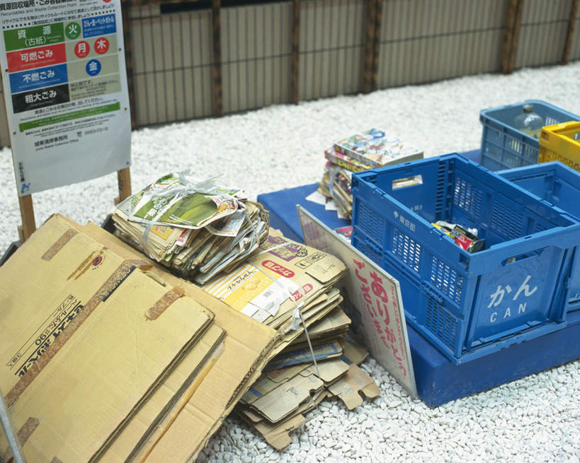 无人,横图,俯视,室外,白天,指示牌,静物,一堆,许多,阴影,堆叠,堆积,环保,破碎,光线,标志,数字,文字,影子,纸箱,墙,地面,标识,墙壁,墙面,一个,红色,蓝色,白色,阳光,单个,堆,回收,资源,回收站,碾压,利用,低碳,循环,包装箱,板条箱,彩图,高角度拍摄