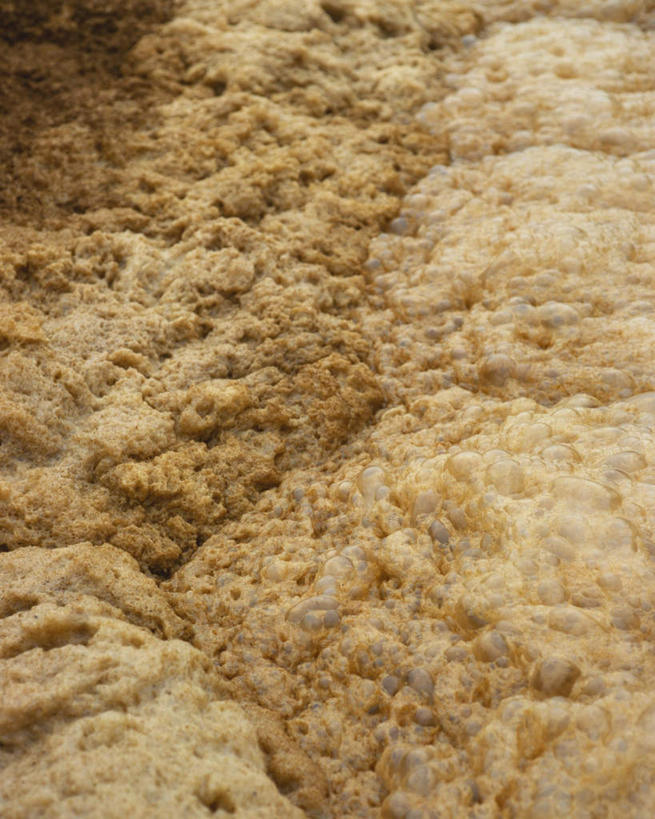 无人,竖图,俯视,室外,白天,水,静物,阴影,飞溅,溅,光线,液体,影子,气泡,水滴,水珠,黄色,阳光,流动,污染,污水,喷洒,彩图,高角度拍摄