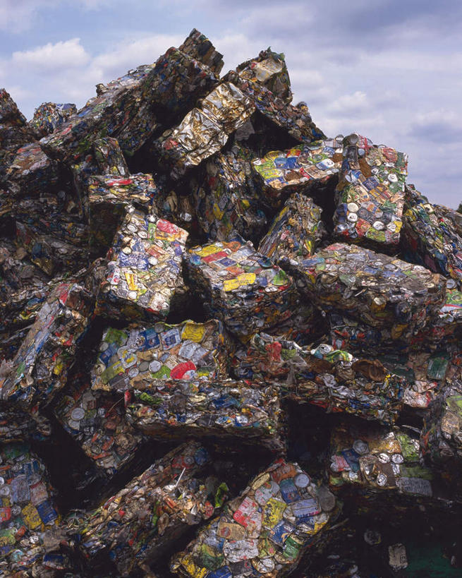 无人,竖图,俯视,室外,特写,白天,静物,一堆,一排,许多,阴影,堆叠,堆积,环保,破碎,整齐,光线,方格,影子,云,云朵,垃圾,云彩,破损,排列,蓝色,白云,蓝天,天空,阳光,天,易拉罐,堆,铝制品,污染,回收,资源,队列,碾压,利用,低碳,循环,污渍,铝,彩图,高角度拍摄