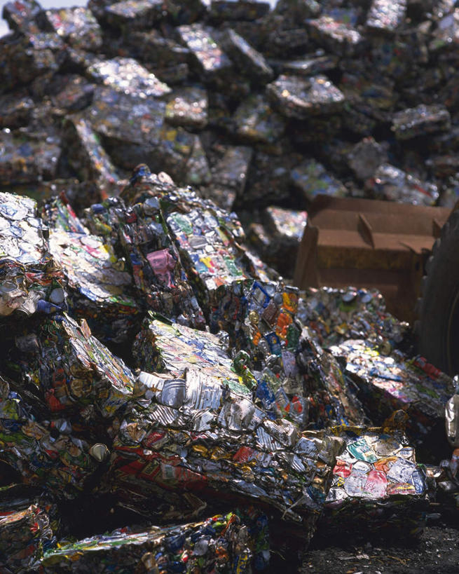 无人,竖图,俯视,室外,特写,白天,静物,一堆,一排,许多,阴影,堆叠,堆积,环保,破碎,整齐,光线,方格,影子,垃圾,破损,排列,阳光,易拉罐,堆,铝制品,污染,回收,资源,队列,碾压,利用,低碳,循环,污渍,铝,彩图,高角度拍摄