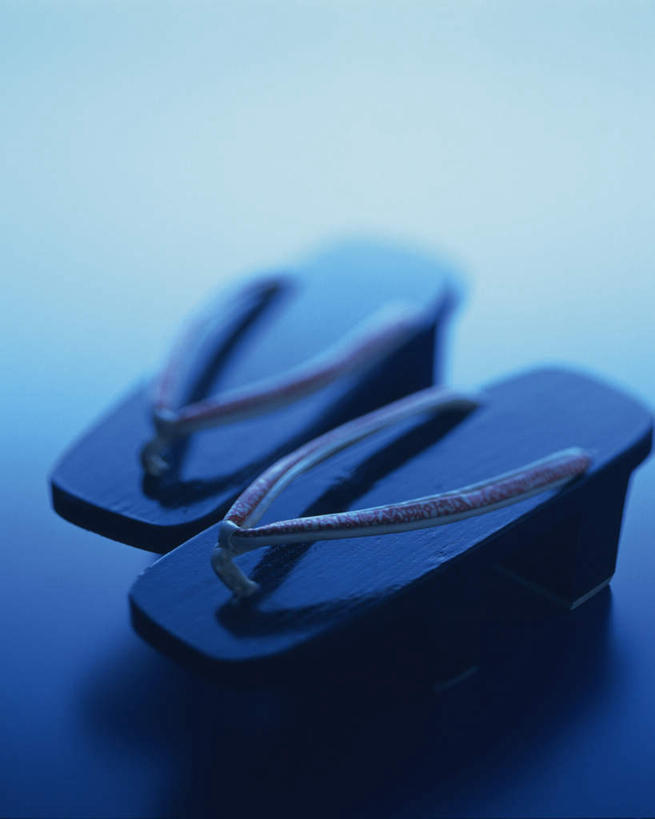 无人,竖图,俯视,室内,特写,白天,凉鞋,鞋,静物,鞋子,日本,亚洲,一双,蓝色背景,朦胧,模糊,摄影,影棚,东亚,日本国,彩图,高角度拍摄,影棚拍摄,夹趾拖鞋,人字拖,人字拖鞋,拍摄