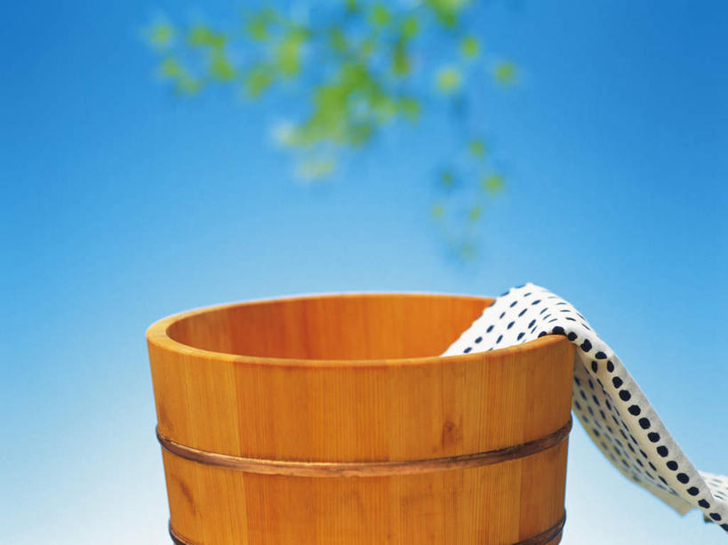 无人,横图,室内,特写,白天,正面,叶子,蓝色背景,朦胧,模糊,木制,木盆,盆,绿叶,一个,木制品,脸盆,毛巾,嫩叶,摄影,影棚,单个,叶,叶片,彩图,影棚拍摄,拍摄