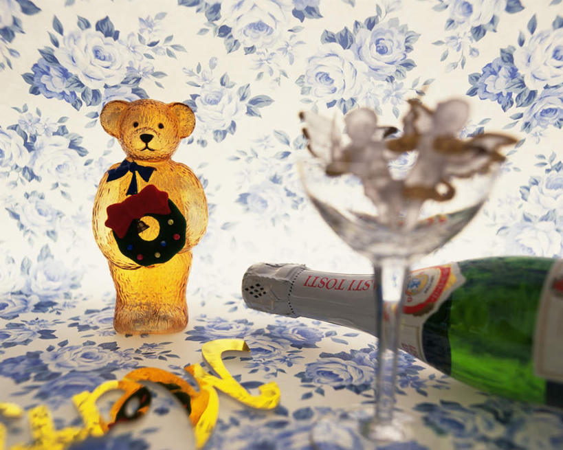 无人,横图,室内,特写,白天,正面,桌面,桌子,杯子,圣诞节,天使,花纹,节日,朦胧,模糊,庆祝,小熊,文化,玻璃制品,酒瓶,玻璃瓶,酒杯,啤酒杯,瓶子,庆典,摄影,影棚,纪念,玻璃杯,彩图,影棚拍摄,拍摄