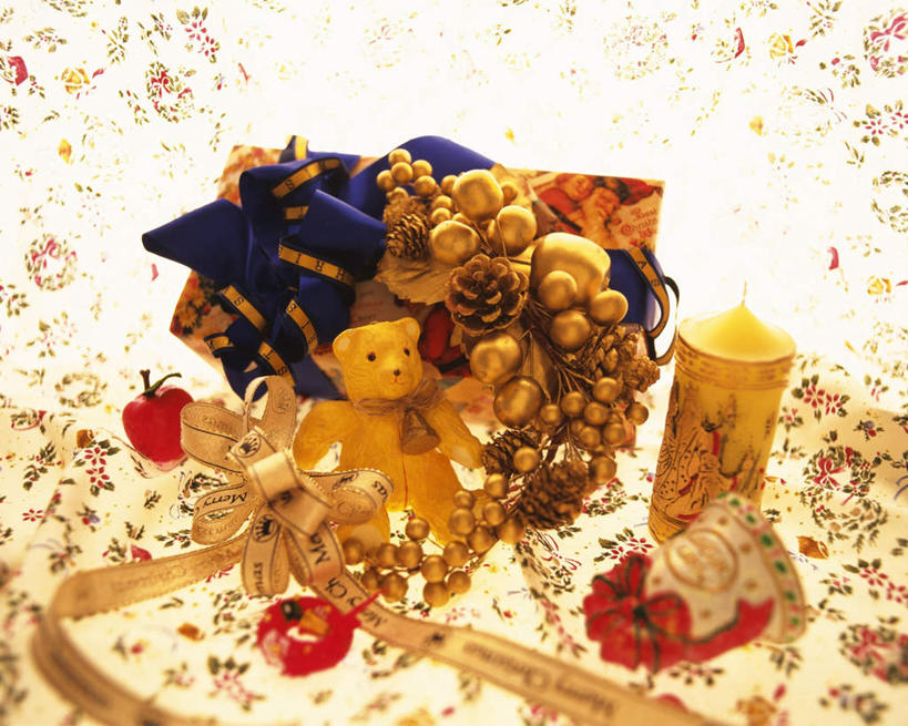 无人,横图,俯视,室内,特写,白天,桌面,桌子,静物,礼盒,礼物,玩具,圣诞节,花纹,节日,庆祝,铃铛,丝绸,丝带,纸盒,小熊,文化,绸带,盒子,包装盒,礼品盒,庆典,摄影,礼品,影棚,纪念,彩图,高角度拍摄,影棚拍摄,拍摄