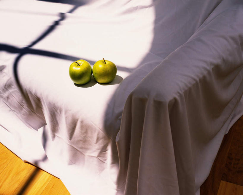 无人,横图,俯视,室内,白天,床,苹果,静物,水果,阴影,新鲜,光线,影子,双人床,生食,食品,青色,果实,床单,被子,食物,两个,阳光,有机食品,绿色食品,被单,彩图,高角度拍摄