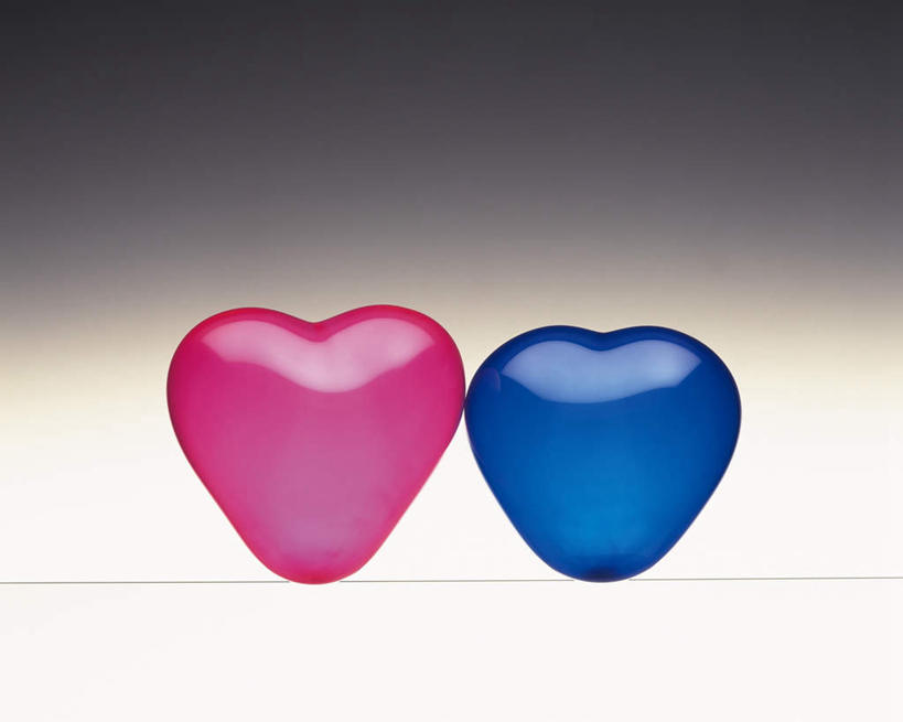 无人,横图,室内,特写,白天,正面,爱情,静物,黑色背景,爱心,浪漫,两个,红色,蓝色,温暖,温馨,心形,恩爱,摄影,影棚,和睦,心型,彩图,影棚拍摄,拍摄,融洽