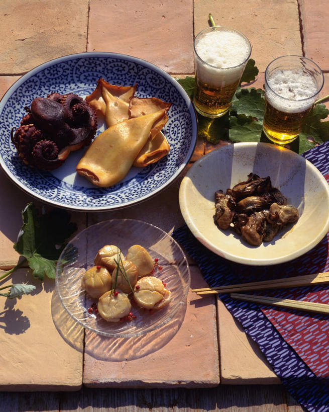 海鲜,啤酒,无人,竖图,俯视,室外,特写,白天,聚会,烹饪,筷子,桌子,鱿鱼,杯子,餐具,阴影,光线,碟子,盘,影子,日本料理,料理,食品,野餐,文化,传统,水产,菜肴,美食,玻璃制品,食物,阳光,盘子,酒杯,啤酒杯,垫子,碟,日式料理,日式,佳肴,礼节,海产品,礼仪,野炊,玻璃杯,进餐用具,柔鱼,枪乌贼,彩图,高角度拍摄