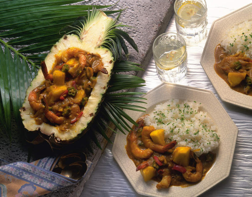 米饭,无人,横图,俯视,室内,特写,白天,烹饪,中餐,桌面,桌子,菠萝,杯子,餐具,水果,叶子,一堆,许多,堆叠,堆积,新鲜,碟子,盘,生食,虾,料理,食品,果实,绿叶,饭,两杯,鸡块,咖喱,菜肴,美食,玻璃制品,食物,两个,盘子,水杯,碟,中式,嫩叶,摄影,佳肴,有机食品,绿色食品,影棚,堆,五谷,盖浇饭,咖喱鸡块,叶,叶片,玻璃杯,凤梨,彩图,高角度拍摄,影棚拍摄,拍摄