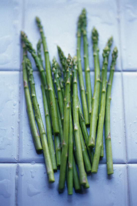 无人,竖图,俯视,室内,特写,白天,芦笋,蔬菜,一堆,许多,堆叠,堆积,新鲜,瓷砖,地砖,食品,地面,食物,绿色,堆放,有机食品,绿色食品,堆,猪尾巴,药鸡豆子,石刁柏,蚂蚁杆,龙须菜,狼尾巴根,彩图,高角度拍摄