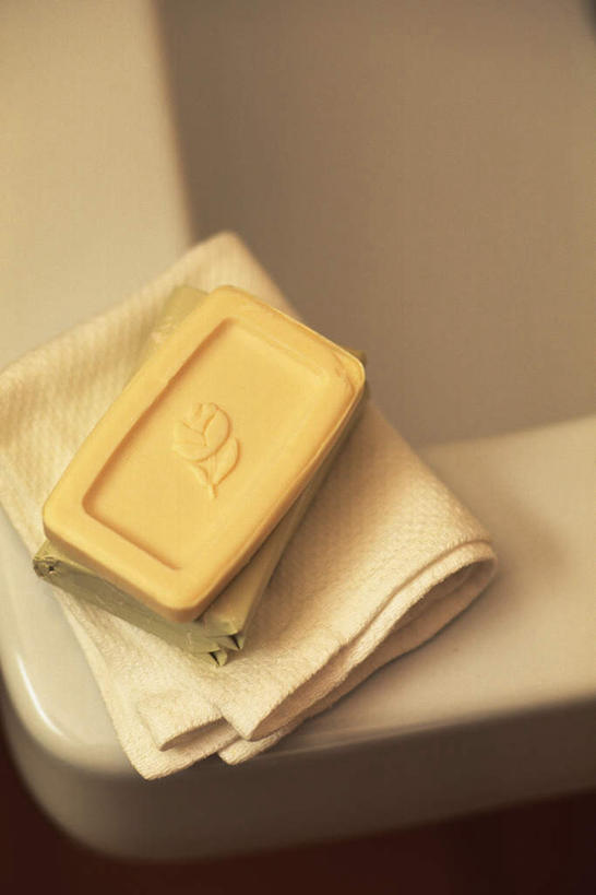 无人,竖图,俯视,室内,特写,白天,化妆,美容,卫生间,浴室,护肤,朦胧,模糊,化妆品,肥皂,毛巾,香皂,日用品,洗浴用品,清洁,保养,享受,休闲,放松,保健,护肤品,浴池,舒缓,养颜,去污,紧肤,嫩肤,淋浴房,洗涤,彩图,高角度拍摄,冲凉房,沐浴间,沐浴室