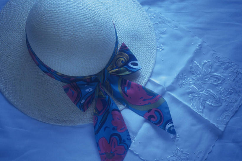 无人,横图,俯视,室内,特写,白天,桌面,静物,帽子,装饰,草帽,手帕,装饰品,装饰物,摄影,影棚,华丽,修饰,点缀,饰物,衬托,美观,雅致,雅观,一顶,彩图,高角度拍摄,影棚拍摄,拍摄