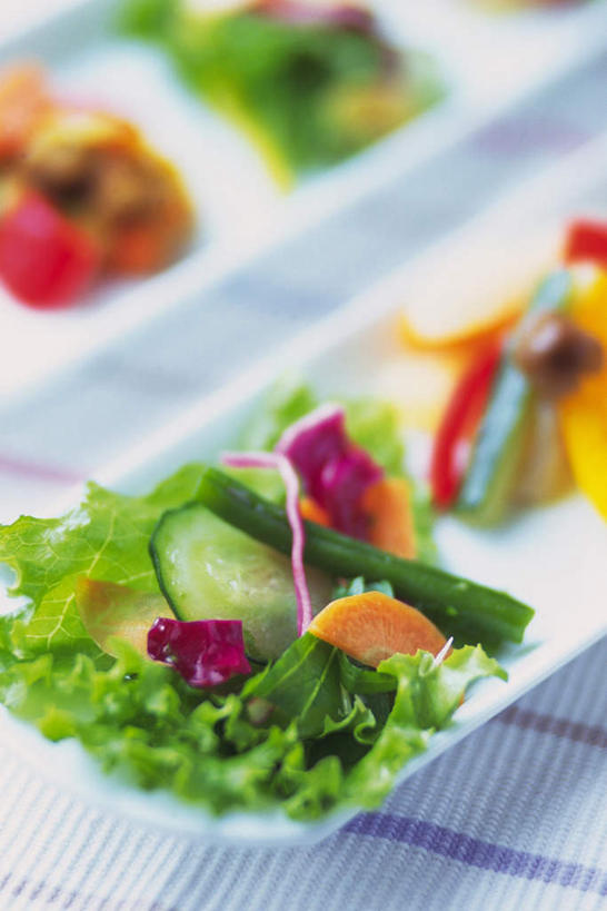 无人,竖图,俯视,室内,特写,白天,餐桌,厨房,桌子,黄瓜,蔬菜,水果,朦胧,模糊,生菜,莴苣,莴笋,蔬菜沙拉,沙拉,色拉,沙律,有机食品,绿色食品,餐台,色拉酱,千岛酱,叶用莴笋,香笋,春菜,鹅仔菜,莴仔菜,千金菜,青瓜,胡瓜,彩图,高角度拍摄,灶间