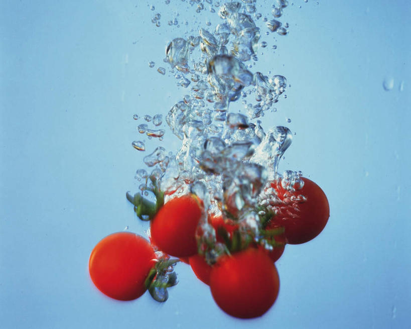 无人,横图,室内,特写,白天,正面,水,蔬菜,西红柿,许多,蓝色背景,新鲜,透明,液体,水滴,水花,食品,食物,红色,泡泡,摄影,有机食品,绿色食品,影棚,樱桃番茄,圣女果,番茄,彩图,影棚拍摄,拍摄