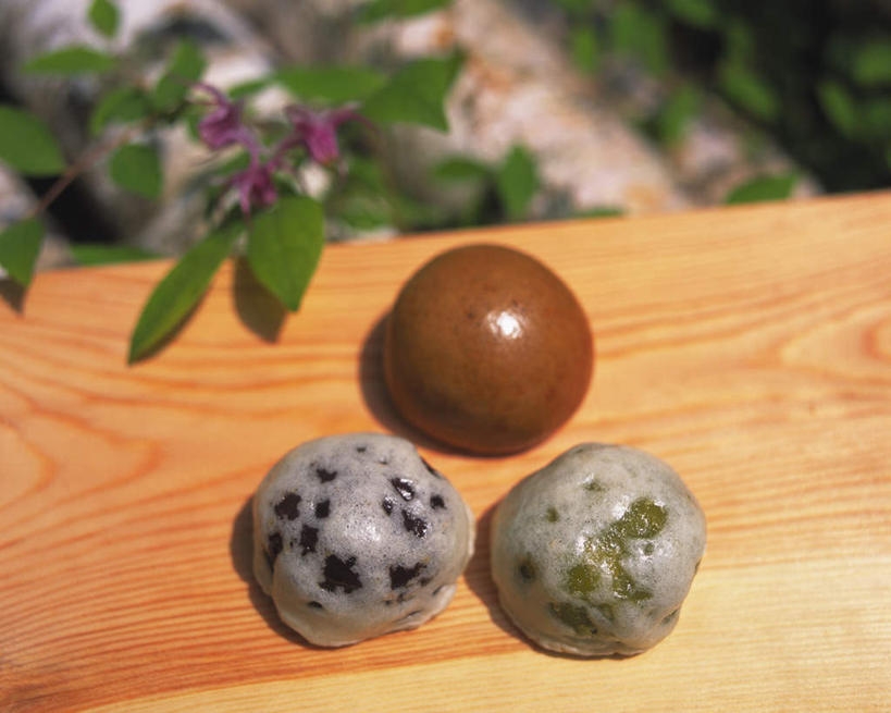 点心,无人,横图,俯视,室外,特写,白天,地板,叶子,阴影,光线,圆形,影子,和果子,日本料理,料理,食品,甜点,甜品,绿叶,地面,美食,木地板,食物,糕点,三个,阳光,日式料理,甜食,日式,嫩叶,叶,叶片,彩图,高角度拍摄