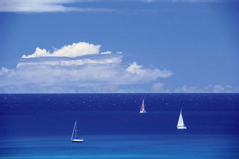 帆船,无人,横图,室外,白天,正面,旅游,度假,海浪,海洋,美景,船,阴影,光线,影子,景观,浪花,水平线,云,云朵,辽阔,海平线,云彩,娱乐,蓝色,白云,蓝天,天空,阳光,自然,海水,交通工具,天,享受,休闲,广阔,景色,放松,一望无际,自然风光,三艘,海景,无边无际,一马平川,大海,风浪,海,海水的波动,近岸浪,涌浪,彩图,水天相接,水天一线