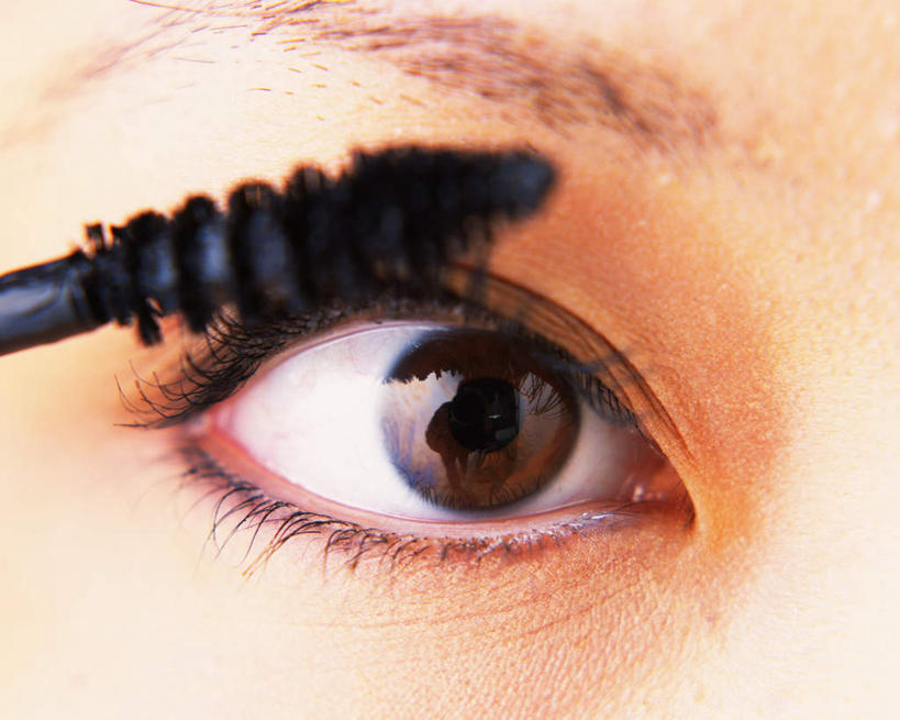 东方人,眼睛,眉毛,睫毛,一个人,横图,室内,特写,白天,正面,亚洲,瞳孔,仅一个年轻女性,仅一个女性,仅一个人,一把,握,拿,刷,拿着,注视,黄种人,黑色,刷子,观察,看,握着,眼部,观看,察看,睫毛刷,关注,年轻女性,女人,女性,亚洲人,睫,眉,眼,眼睫毛,眼眉,半身,彩图,眼眉毛