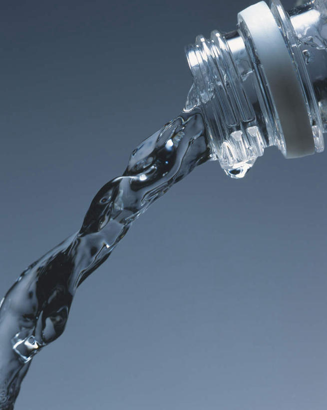 无人,竖图,室内,特写,白天,正面,水,倒,握,阴影,波纹,灰色背景,光线,液体,影子,水滴,水柱,拿,拿着,水珠,一个,水纹,阳光,瓶子,塑料制品,波浪,塑料瓶,握着,摄影,流动,影棚,单个,彩图,影棚拍摄,拍摄