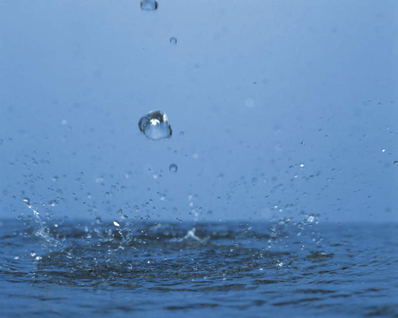 无人,横图,俯视,室内,特写,白天,水,波纹,飞溅,蓝色背景,溅,液体,水滴,水面,滴落,水珠,水纹,波浪,摄影,影棚,喷洒,彩图,高角度拍摄,影棚拍摄,拍摄