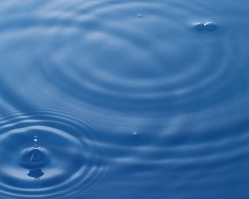 无人,横图,俯视,室内,特写,白天,水,许多,阴影,波纹,飞溅,蓝色背景,溅,围绕,光线,液体,影子,圆圈,水滴,水面,滴落,水珠,排列,水纹,阳光,波浪,摄影,影棚,队列,喷洒,彩图,高角度拍摄,影棚拍摄,拍摄