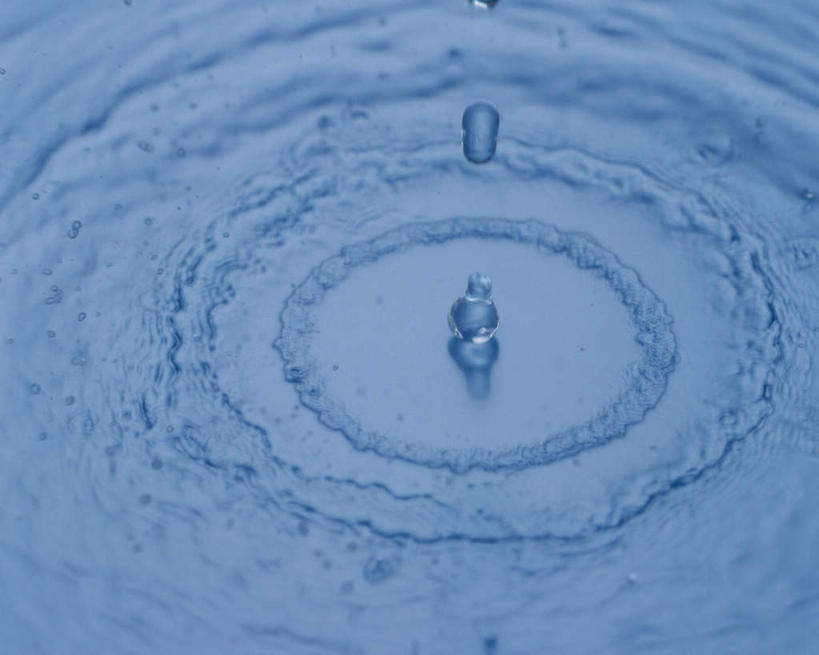 无人,横图,俯视,室内,特写,白天,水,一排,许多,阴影,波纹,蓝色背景,整齐,反射,液体,影子,圆圈,水滴,水面,滴落,水珠,排列,水纹,波浪,摄影,流动,影棚,队列,彩图,高角度拍摄,影棚拍摄,拍摄