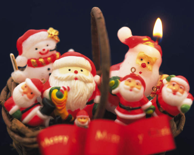 无人,横图,室内,白天,正面,游戏,蜡烛,玩具,圣诞节,圣诞老人,红色背景,节日,朦胧,模糊,庆祝,标志,火焰,篮子,玩偶,文字,烛光,字符,字母,雪人,燃烧,玩,文化,娱乐,标识,藤制,一个,点燃,庆典,休闲,益智,摄影,影棚,单个,活动,纪念,英文字母,藤制品,发泄,消遣,智力,宣泄,玩耍,嬉戏,彩图,影棚拍摄,拍摄