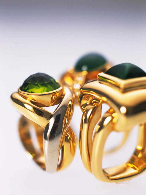 无人,竖图,室内,特写,白天,白色背景,正面,爱情,静物,珠宝,一排,朦胧,模糊,整齐,装饰,浪漫,黄金,装饰品,排列,三个,戒指,饰品,首饰,金色,恩爱,摄影,影棚,华丽,修饰,信物,点缀,宝石,权利,队列,金器,衬托,美观,雅致,雅观,贵金属,彩图,影棚拍摄,拍摄,金子