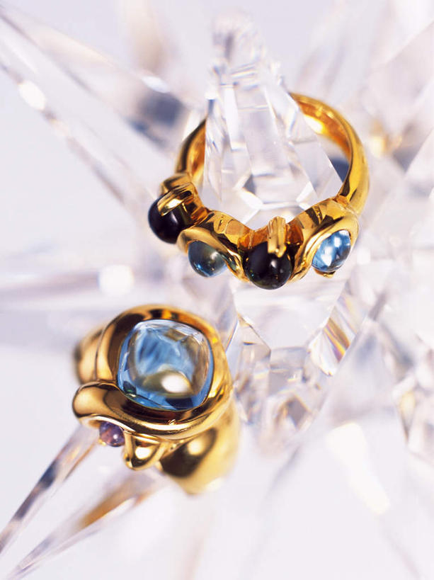 无人,竖图,俯视,室内,特写,白天,白色背景,爱情,静物,珠宝,一排,朦胧,模糊,整齐,装饰,浪漫,黄金,装饰品,排列,两个,戒指,饰品,首饰,金色,恩爱,摄影,影棚,华丽,修饰,信物,点缀,宝石,权利,队列,金器,衬托,美观,雅致,雅观,贵金属,彩图,高角度拍摄,影棚拍摄,拍摄,金子