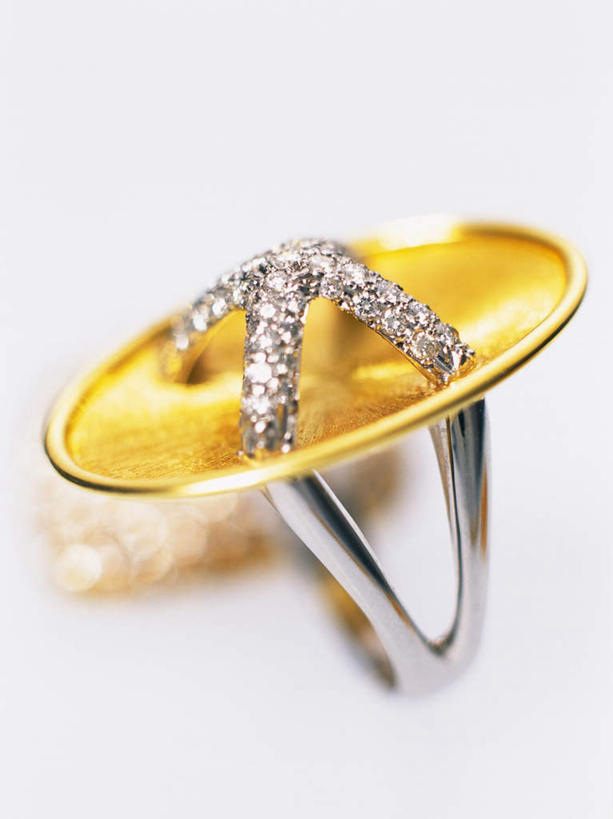 无人,竖图,俯视,室内,特写,白天,白色背景,静物,朦胧,模糊,装饰,珍珠,钻石,黄金,一个,首饰,金色,摄影,影棚,单个,华丽,修饰,点缀,金器,衬托,美观,雅致,雅观,贵金属,彩图,高角度拍摄,影棚拍摄,拍摄,金子