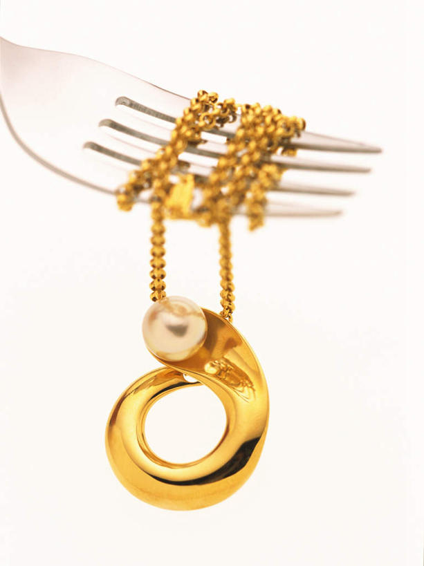 无人,竖图,室内,特写,白天,白色背景,正面,静物,项链,金属制品,一把,朦胧,模糊,装饰,金属,叉子,挂饰,黄金,装饰品,一个,饰品,首饰,金色,摄影,影棚,单个,链条,华丽,修饰,点缀,金器,餐叉,衬托,美观,雅致,雅观,贵金属,彩图,影棚拍摄,拍摄,金子