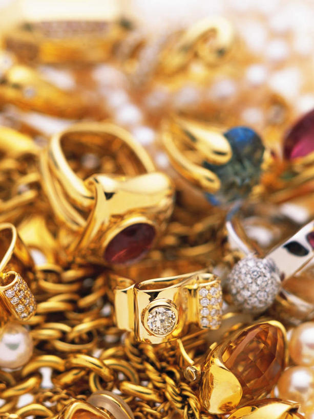 无人,竖图,俯视,室内,特写,白天,白色背景,爱情,静物,项链,珠宝,一堆,堆叠,堆积,朦胧,模糊,装饰,挂饰,珍珠,浪漫,钻石,黄金,装饰品,戒指,饰品,首饰,金色,恩爱,摄影,影棚,堆,华丽,修饰,信物,点缀,宝石,权利,金器,衬托,美观,雅致,雅观,贵金属,彩图,高角度拍摄,影棚拍摄,拍摄,金子