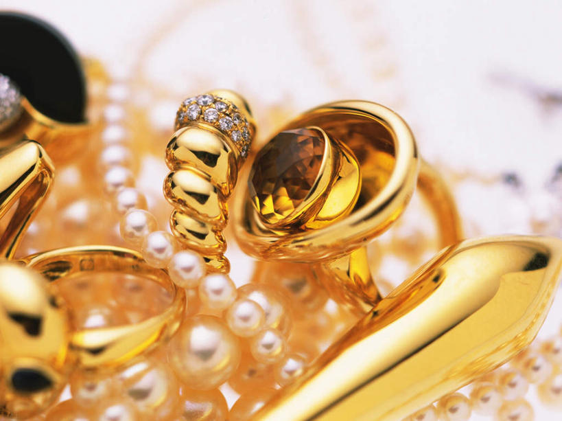 无人,横图,俯视,室内,特写,白天,白色背景,爱情,静物,项链,珠宝,一堆,堆叠,堆积,朦胧,模糊,装饰,挂饰,珍珠,浪漫,钻石,黄金,装饰品,戒指,饰品,首饰,金色,恩爱,摄影,影棚,堆,华丽,修饰,信物,点缀,宝石,权利,金器,衬托,美观,雅致,雅观,贵金属,彩图,高角度拍摄,影棚拍摄,拍摄,金子