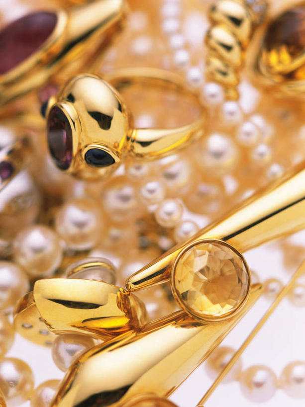 无人,竖图,俯视,室内,特写,白天,白色背景,爱情,静物,项链,珠宝,一堆,堆叠,堆积,朦胧,模糊,装饰,挂饰,珍珠,浪漫,钻石,黄金,装饰品,戒指,饰品,首饰,金色,恩爱,摄影,影棚,堆,华丽,修饰,信物,点缀,宝石,权利,金器,衬托,美观,雅致,雅观,贵金属,彩图,高角度拍摄,影棚拍摄,拍摄,金子