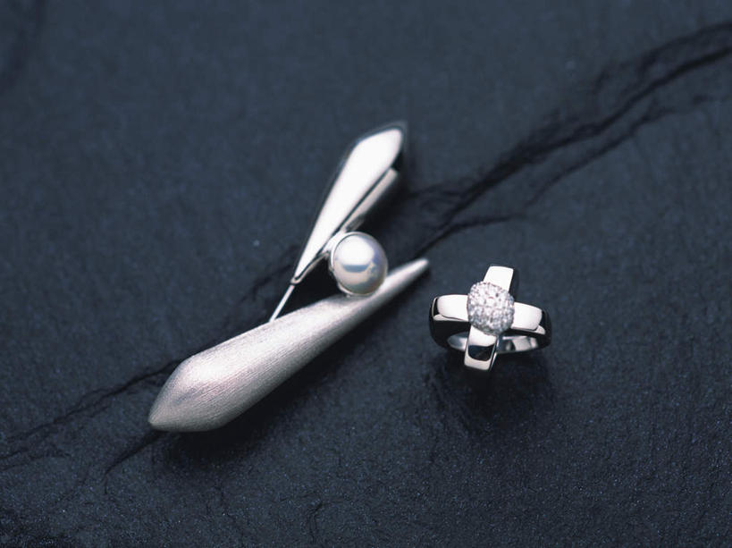 无人,横图,俯视,室内,特写,白天,爱情,静物,项链,银,珠宝,灰色背景,朦胧,模糊,装饰,挂饰,浪漫,装饰品,一个,戒指,饰品,首饰,恩爱,摄影,影棚,单个,华丽,修饰,信物,点缀,宝石,权利,衬托,美观,雅致,雅观,贵金属,彩图,高角度拍摄,影棚拍摄,拍摄