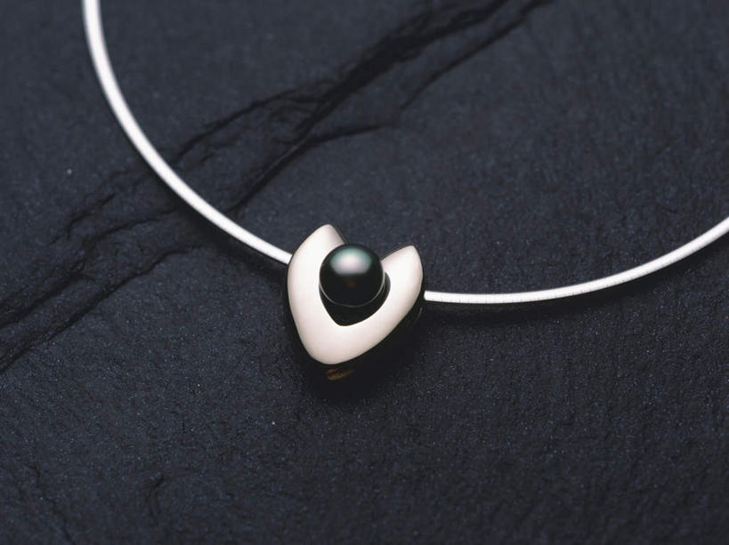 无人,横图,俯视,室内,特写,白天,爱情,静物,项链,珠宝,一条,灰色背景,爱心,朦胧,模糊,装饰,挂饰,浪漫,装饰品,饰品,首饰,温暖,温馨,心形,恩爱,摄影,影棚,华丽,修饰,信物,点缀,和睦,宝石,权利,衬托,美观,雅致,雅观,贵金属,心型,彩图,高角度拍摄,影棚拍摄,拍摄,融洽